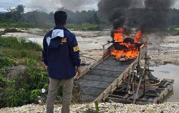 Polres Kuansing Tertibkan PETI di Desa Pantai, Delapan Rakit Dimusnahkan