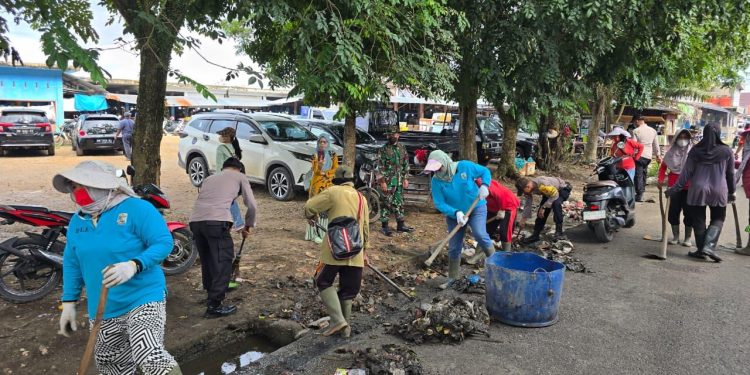 TNI KUAT BERSAMA RAKYAT – 140 PERSONEL TNI-POLRI DAN MASYARAKAT BERSIHKAN PASAR BARU PANGKALAN KERINCI