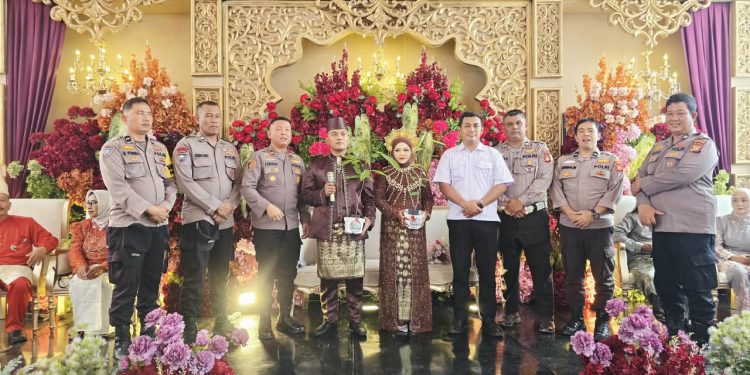 Hadiri Pesta Pernikahan, Polsek Kabun Gelorakan Gerakan Riau Cerah Presisi Lewat Bibit Pohon yang Dijadikan Kado