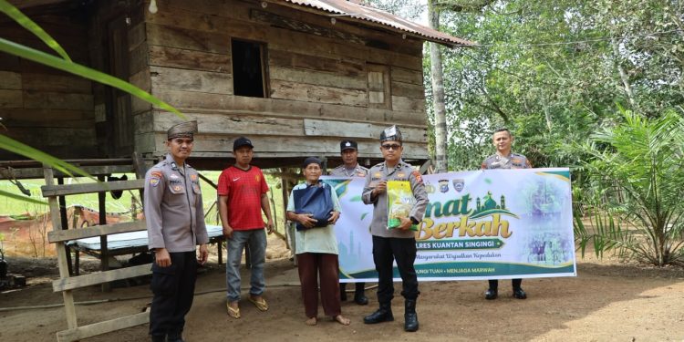 Polres Kuansing Salurkan Bantuan Sembako kepada Warga melalui Jumat Berkah