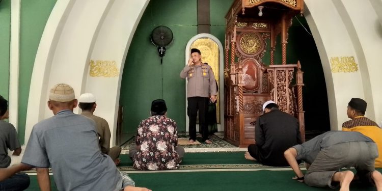 Usai Sholat Jumat, Kapolsek Perhentian Raja Ingatkan Jemaah: Jauhi Bakar Lahan, Itu Bisa Dipidana