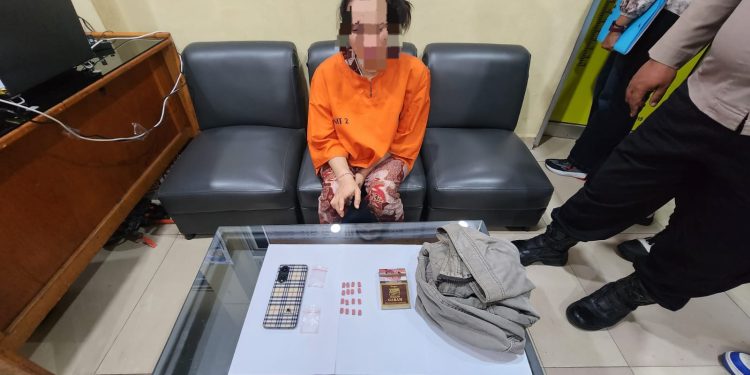 Polres Dumai Ungkap Peredaran 16 Butir Pil Ekstasi, Seorang Perempuan Diamankan