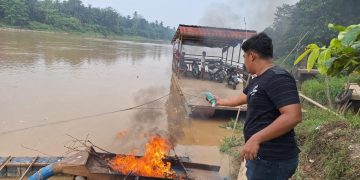 Polres Kuansing Musnahkan 14 Rakit PETI di Empat TKP