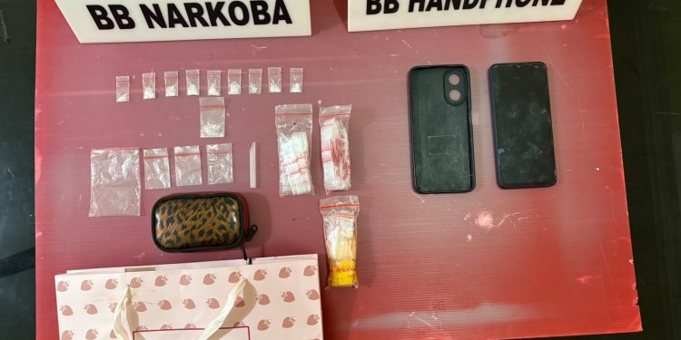 Polsek Rambah Hilir Gerebek Sebuah Kafe Dini Hari, Pria Bawa 2,12 Gram Sabu Diamankan