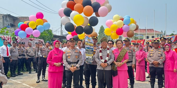 KHIDMAT DAN HARU – FAREWELL PARADE KENAL PAMIT KAPOLRES PELALAWAN DARI AKBP JOHN LOUIS LETEDARA KE AKBP AHMAD NUR ARI S.SOS, S.I.K, M.H