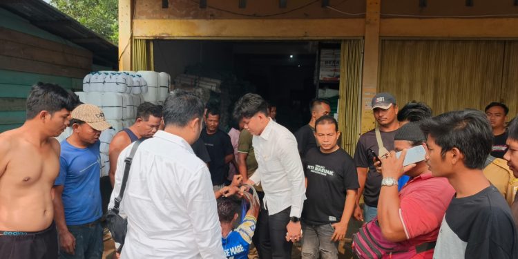 NEKAT TODONG KASIR PAKAI GUNTING – PEMUDA PEMALAK HP TOKO DI SOREK DITANGKAP POLSEK PKL.KURAS USAI TUSUK ANAK 9 TAHUN