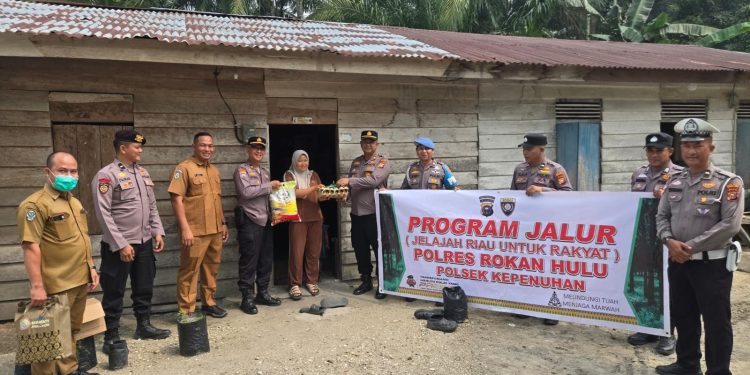 Program JALUR, Polsek Kepenuhan Sasar Warga Pinggir Sungai Rokan, Bagikan Sembako dan Cek Kesehatan Gratis