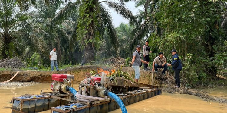 Polsek Singingi Tertibkan Rakit PETI di Muara Lembu, Satu Rakit Stingkai Dirusak dan Dibakar