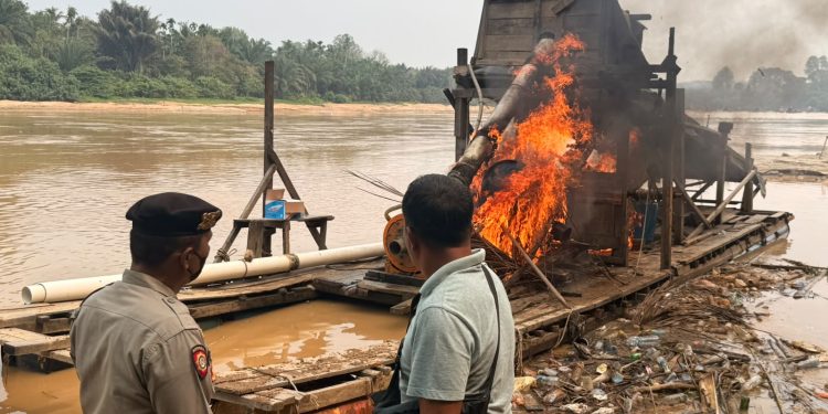 Polsek Cerenti Tindak Aktivitas PETI, Satu Rakit di Sungai Batang Kuantan Dimusnahkan