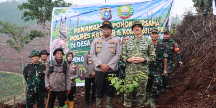 Medan Terjal Bukan Halangan — Polres Kampar & Kodim 0313/KPR Hijaukan Lahan Pasca Kebakaran