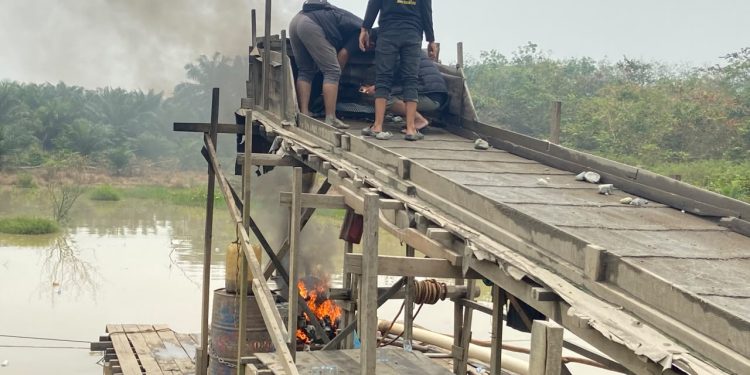 Polsek Kuantan Hilir Tertibkan 2 Rakit PETI di Desa Tanjung Pisang