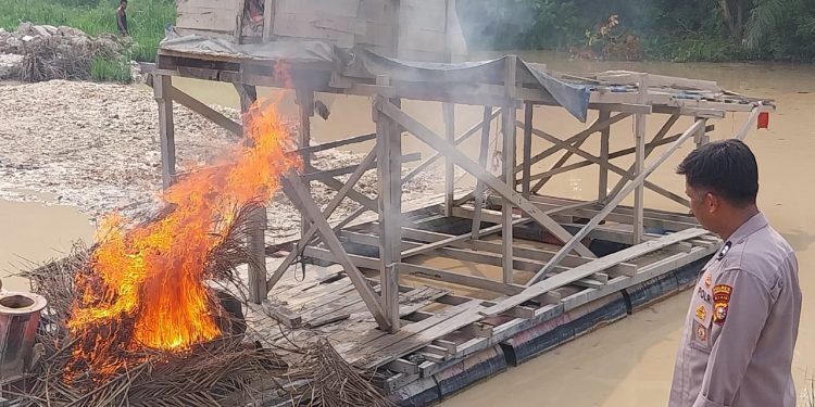 Polsek Kuantan Tengah Tindak 11 Aktivitas PETI Ilegal, Seluruh Rakit Dimusnahkan
