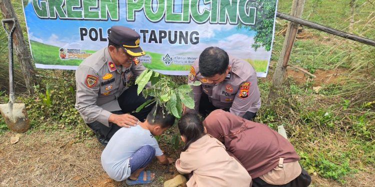 Cinta Alam Sejak Dini — Polsek Tapung Tanam Pohon Bersama Siswa & Warga Desa Petapahan