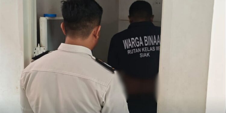 Rutan Kelas IIB Siak Melaksanakan Kegiatan Deteksi Dini Melalui Tes Urine Terhadap Warga Binaan dan Pegawai