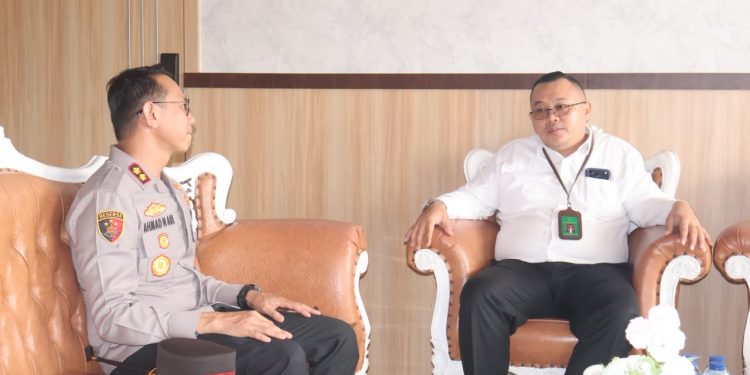 SINERGI PENEGAK HUKUM – KAPOLRES PELALAWAN SILAHTURAHMI KE KETUA PN PELALAWAN, PERKUAT KOLABORASI KAMTIBMAS