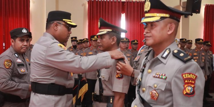 Kapolres Kampar Pimpin Sertijab Kapolsek Kampar Kiri Kompol Rusyandi Z. Siregar, S.Sos., M.H di Gantikan Kompol Nurman S.H., M.H.