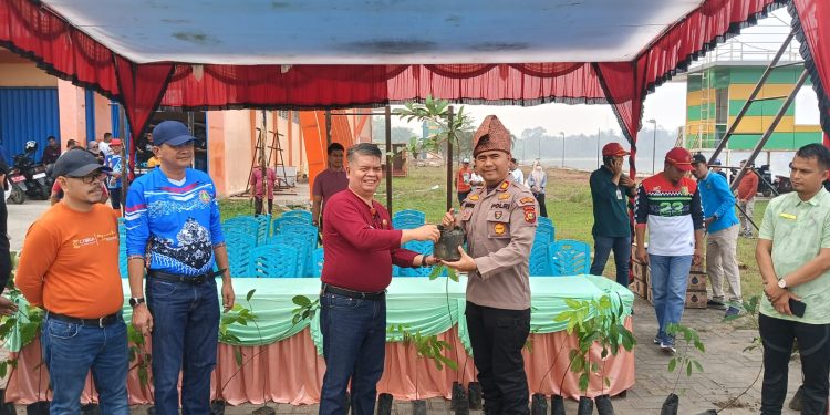 Polres Kuansing Bersama Forkopimda dan Masyarakat Tanam 1.000 Bibit Pohon di Kebun Nopi