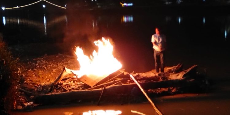 Polsek Kuantan Tengah Tindak PETI Manual di Tepian Narosa, 4 Papan Asbuk Dimusnahkan