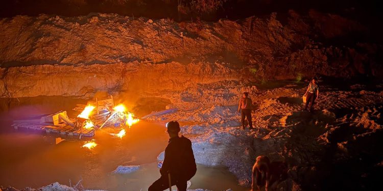 Polres Kuansing Tindak 8 Rakit dan 4 Papan Asbuk PETI di Lima Lokasi