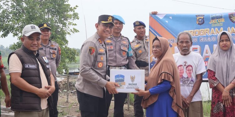 ARUNGI SUNGAI KAMPAR – KAPOLRES PELALAWAN JADI AGEN PERLINSOS, SAMBANGI WARGA KUALA TERUSAN SEBERANG