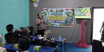 Green Policing Masuk Kampus, Kapolsek Tualang Serahkan 30 Bibit Pohon ke Institut Master