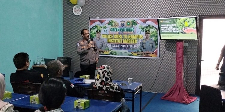 Green Policing Masuk Kampus, Kapolsek Tualang Serahkan 30 Bibit Pohon ke Institut Master