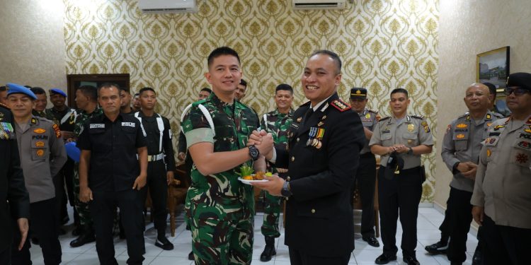 Hangatkan Kebersamaan, Kapolresta Pekanbaru Sambangi Denpom 1/3 dan Kodim 0301 di HUT ke-81 TNI