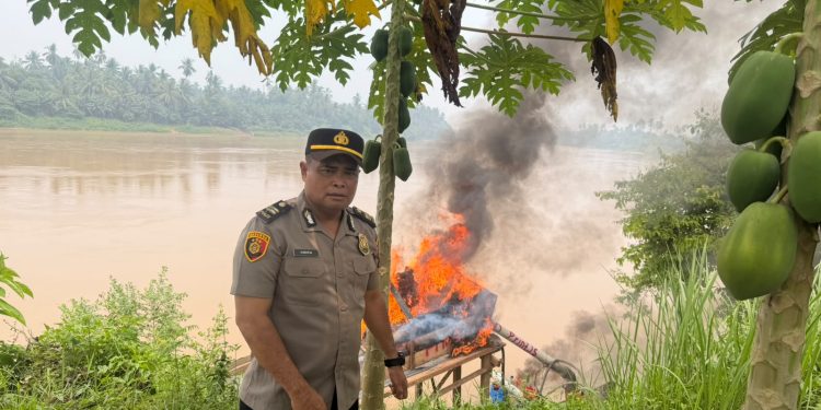 Polsek Cerenti Patroli PETI di Sungai Batang Kuantan, Satu Rakit Dimusnahkan
