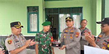 SOLIDITAS TNI-POLRI – WAKAPOLRES PELALAWAN BERI SURPRISE HUT TNI KE-81 DI KORAMIL 09/LANGGAM