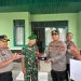 SOLIDITAS TNI-POLRI – WAKAPOLRES PELALAWAN BERI SURPRISE HUT TNI KE-81 DI KORAMIL 09/LANGGAM