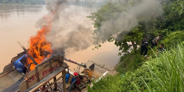 Polres Kuansing Tindak PETI, Tiga Rakit Dimusnahkan di Dua TKP
