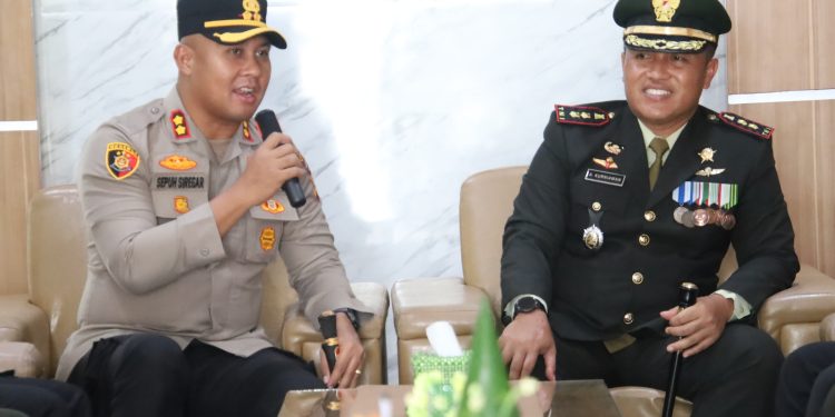Perkuat Sinergitas di HUT TNI ke-81, Kapolres Siak Boyong Tumpeng dan Kejutan Kehangatan ke Makodim 0322/Siak dan Brigif TP 89/GG