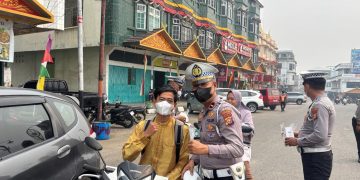 Polres Kuansing Peduli Kesehatan Warga, Bagikan Masker di Tengah Udara Berasap