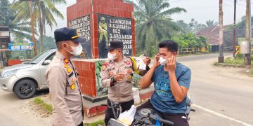 Polsek Benai Bagikan Masker kepada Masyarakat di Tengah Kualitas Udara Kurang Baik