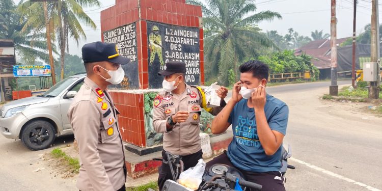 Polsek Benai Bagikan Masker kepada Masyarakat di Tengah Kualitas Udara Kurang Baik