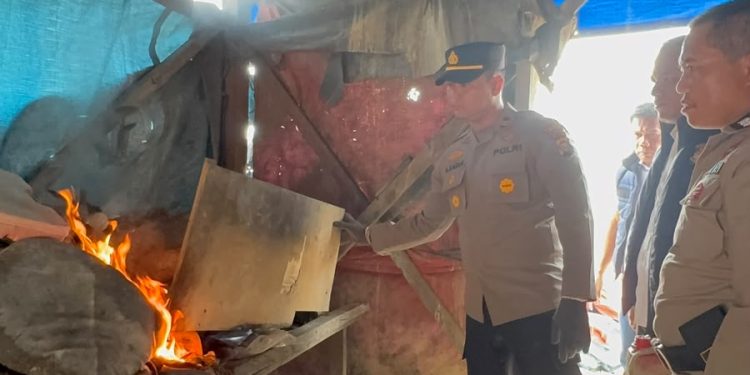 Polsek Singingi Hilir Tertibkan Dua Rakit PETI di Pulau Jambu, Cegah Kembali Beroperasi