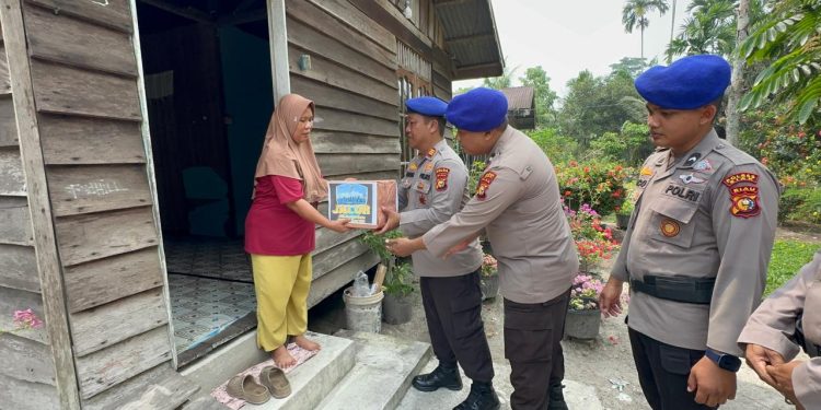 Menjalin Kedekatan di Pesisir: Polres Siak Salurkan Bantuan Lewat Program JALUR