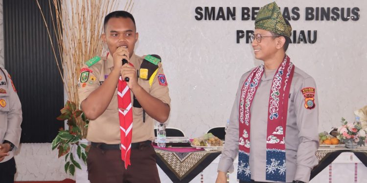 GOES TO SCHOOL POLRES PELALAWAN– KAPOLRES PELALAWAN SOSIALISASI BAHAYA NARKOBA DAN TERTIB LANTAS DI SMAN BERNAS BINSUS