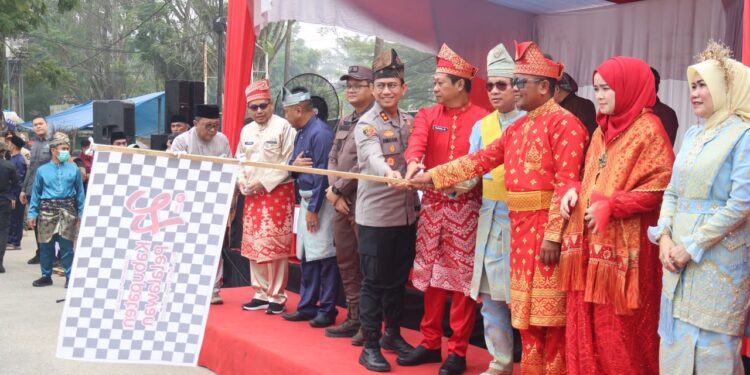 MERIAH PAWAI BUDAYA HARI JADI PELALAWAN KE-27 – RIBUAN PESERTA PAWAI DARI TAMAN KENANGAN HINGGA MINI SOCCER