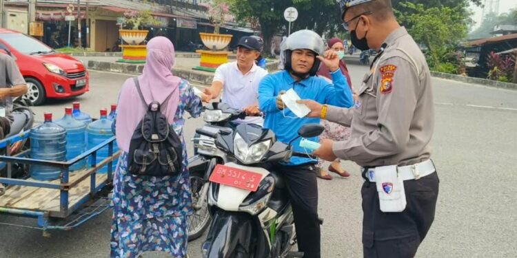 Antisipasi Dampak Asap Karhutla, Satlantas Polres Siak dan Puskesmas Bagikan Masker di Bundaran Kwalian