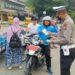 Antisipasi Dampak Asap Karhutla, Satlantas Polres Siak dan Puskesmas Bagikan Masker di Bundaran Kwalian