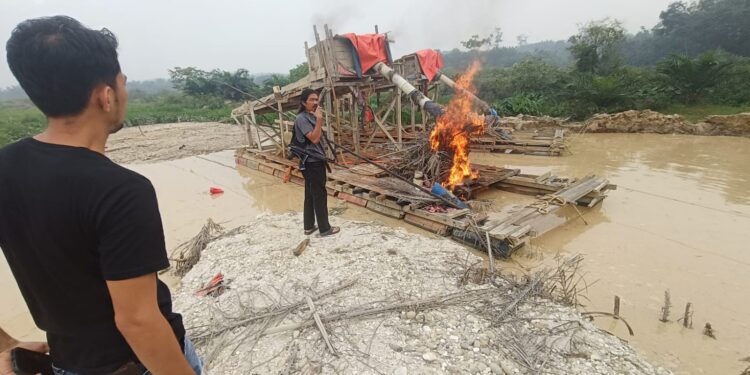 Satreskrim Polres Kuansing Cek Dugaan PETI di Dusun Pesongik, Temukan 8 Mesin Dompeng Ditinggalkan