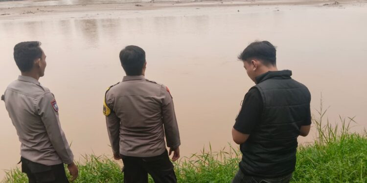 Layanan Kepolisian 110 Ditindaklanjuti, Polsek Cerenti Temukan Dua Rakit PETI di Sungai Kuantan