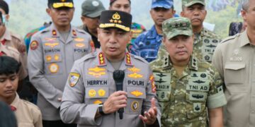 TNI-Polri Bersama Buruh Tanam 20 Ribu Pohon di Siak, Kabaharkam Tekankan Polisi Bersama Masyarakat
