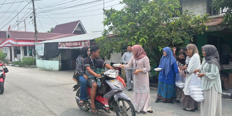 RUTAN SIAK BERSAMA PESERTA MAGANG BAGIKAN PAKET JUMAT BERKAH KEPADA MASYARAKAT