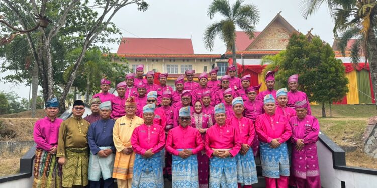 UPACARA HARI JADI KE-27 KABUPATEN PELALAWAN BERLANGSUNG KHIDMAT DI HALAMAN DPRD