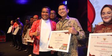 BUPATI PELALAWAN ZUKRI TUTUP MALAM PUNCAK HELAT PELALAWAN KE-27, RIBUAN WARGA PADATI LAPANGAN BUPATI