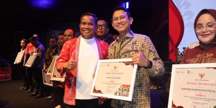 BUPATI PELALAWAN ZUKRI TUTUP MALAM PUNCAK HELAT PELALAWAN KE-27, RIBUAN WARGA PADATI LAPANGAN BUPATI