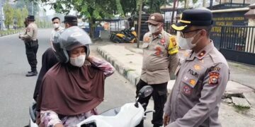 Polisi Bersama Masyarakat, Polsek Tualang Bagikan Masker untuk Antisipasi Dampak Kabut Asap