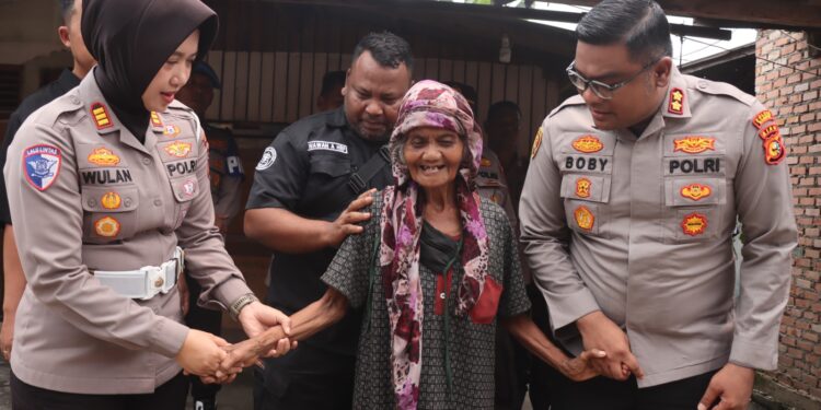 Polisi Bersama Masyarakat: Kapolres Kampar Kunjungi Ibu Suraya, Janji Rehab Rumah Mulai Dikerjakan